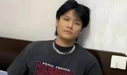 吃瓜三个男网红,揭秘网红男团吃瓜背后的故事与魅力”