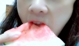 小姐姐吃大瓜视频大全免费观看,小姐姐吃大瓜视频大全免费观看，精彩瞬间一网打尽！